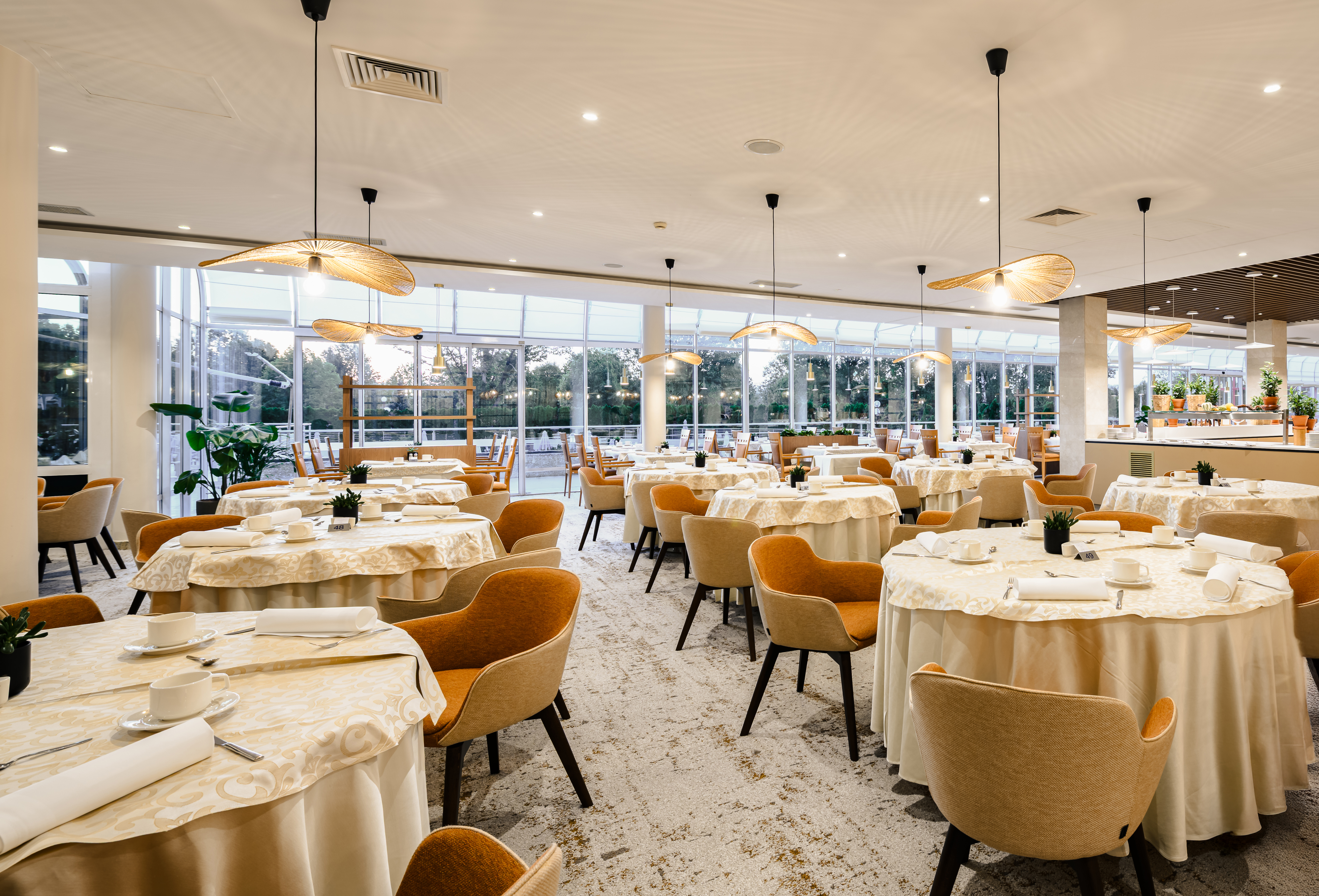 Speisebereich mit gedeckten Tischen im Restaurant des Hotel Livada Prestige