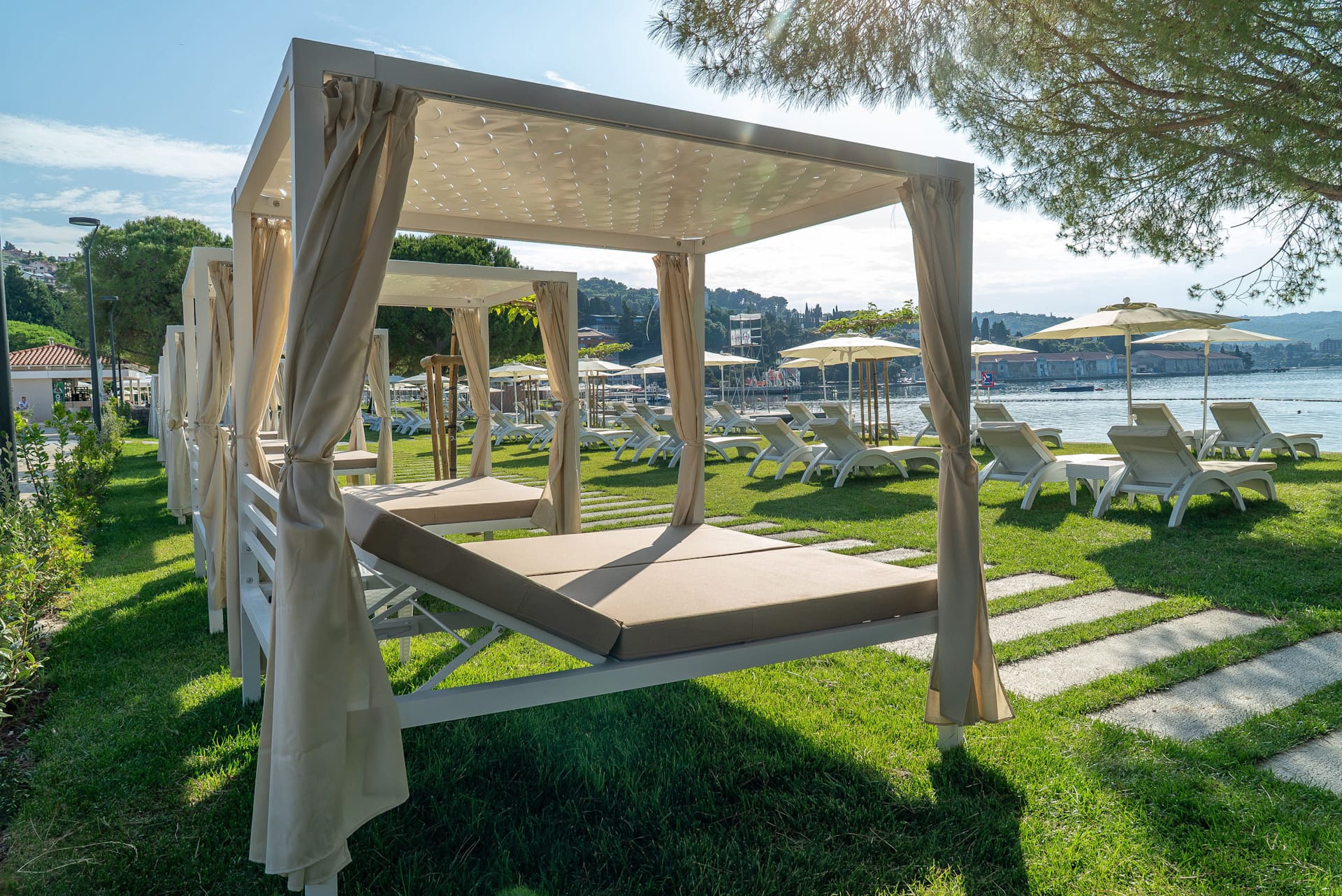 Ležaljke i cabane na Plaži Istriana u resortu St. Bernardin Portorož.
