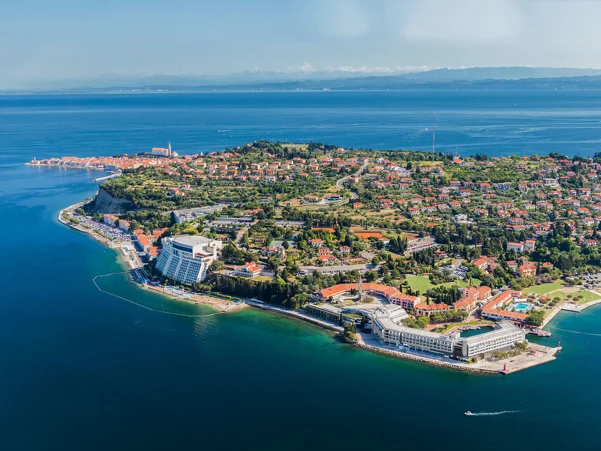 Panoramski razgled na obalo Strunjana in hotel Bernardin
