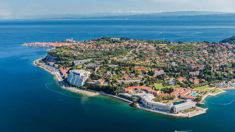 Panoramski razgled na obalo Strunjana in hotel Bernardin