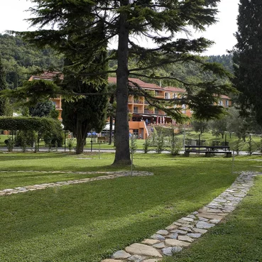 Bio-energijski park na slovenski Obali Zeleni bioenergetski park s sprehajalno potko ter drevesi