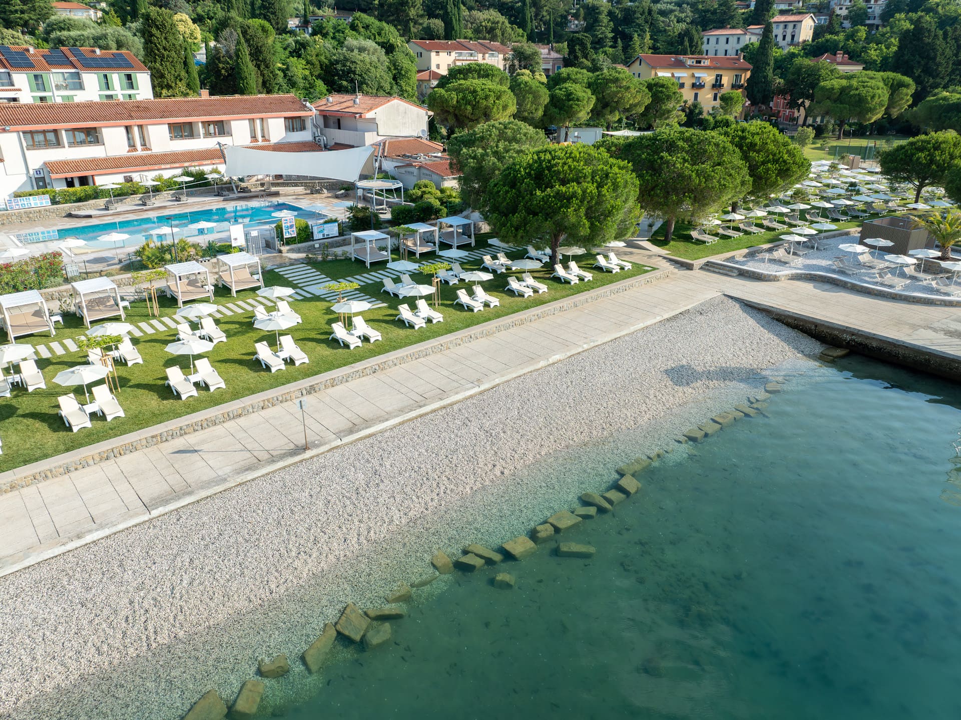 Plaža Istriana u resortu St. Bernardin Portorož iz ptičje perspektive.
