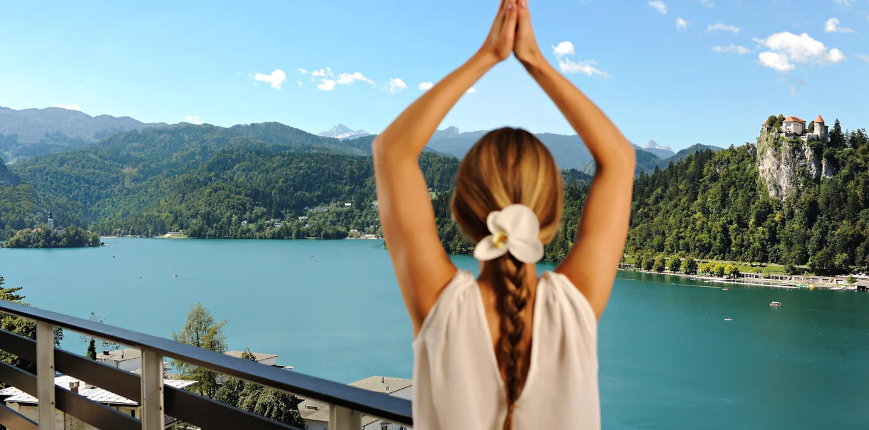 Sava Hotels & Resorts Ženska, ki gleda na jezero in izvaja jogo