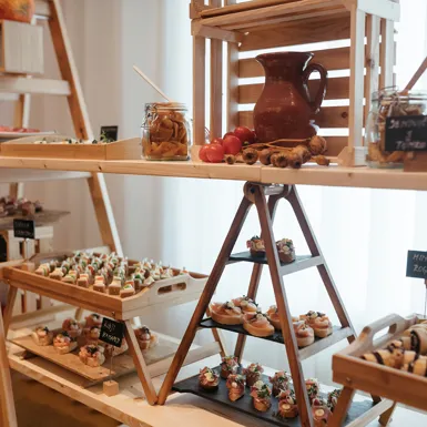 Kanapeji na leseni mizi, stojalu in pladnjih