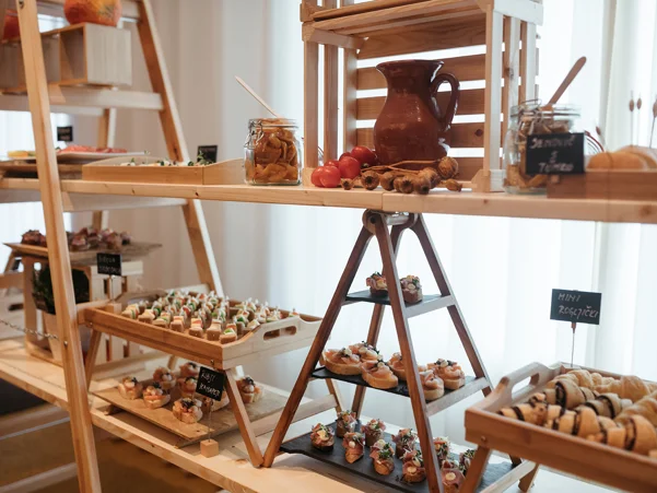 Kanapeji na leseni mizi, stojalu in pladnjih