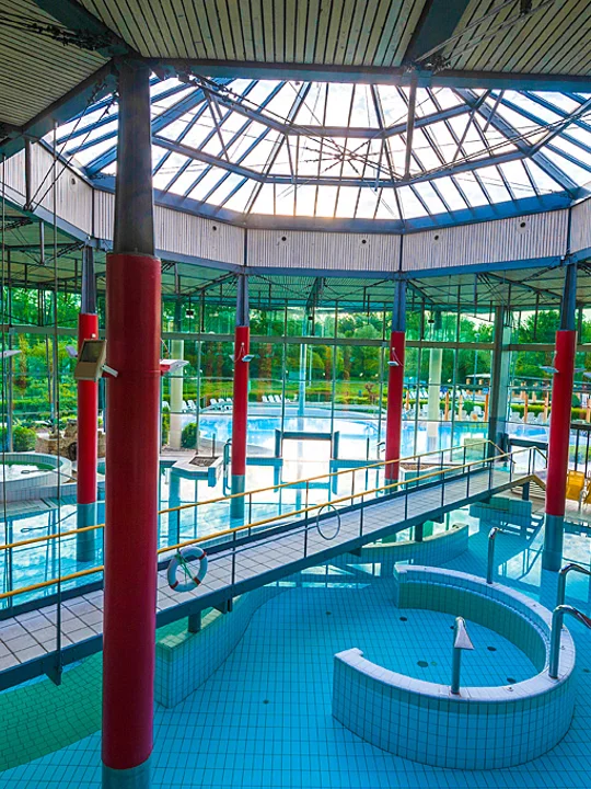 Pogled na notranje bazene vodnega parka, ki se nadaljujejo v zunanjost